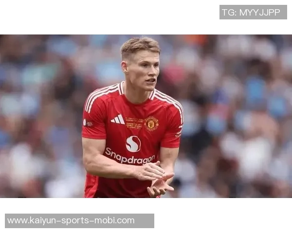 麦克托米奈上半场末段不理智动作遭黄牌处罚引发争议